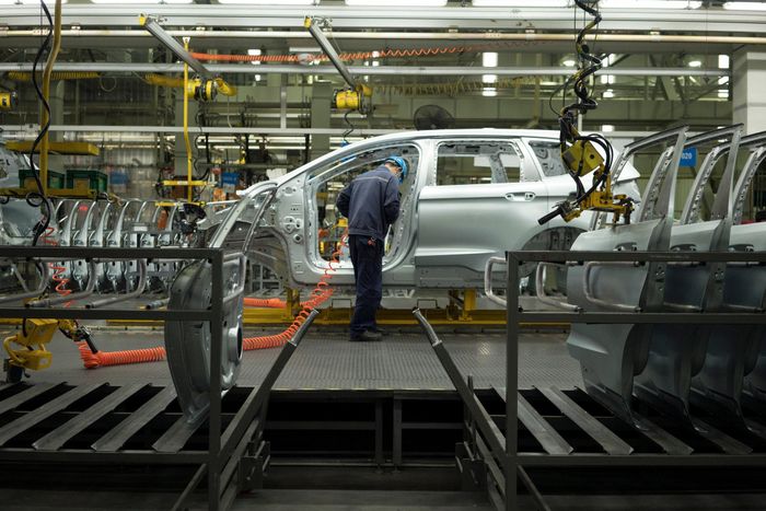  Theo CEO Ford Jim Farley, Lincoln sẽ chuyển các dây chuyền sản xuất từ Trung Quốc về Mỹ bắt đầu từ năm 2030, trong bối cảnh các mức thuế nhập khẩu cao và những quy định ngày càng chặt chẽ đối với công nghệ. 