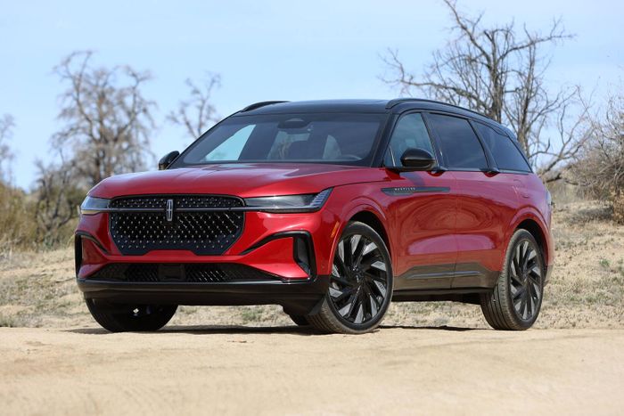 Ford từng giải thích rằng phần mềm của Lincoln Nautilus được phát triển tại Mỹ nhưng được cài đặt trên xe trong quá trình sản xuất tại Trung Quốc, khiến mẫu xe này cần được chính phủ Mỹ phê duyệt để tiếp tục kinh doanh. 