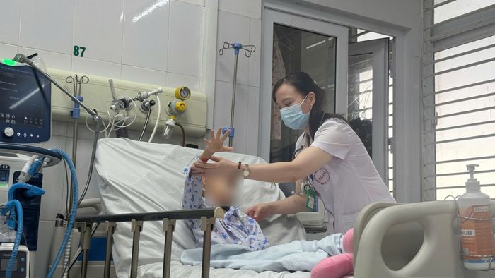  Bác sĩ thăm khám cho bệnh nhi. Ảnh: BVCC. 