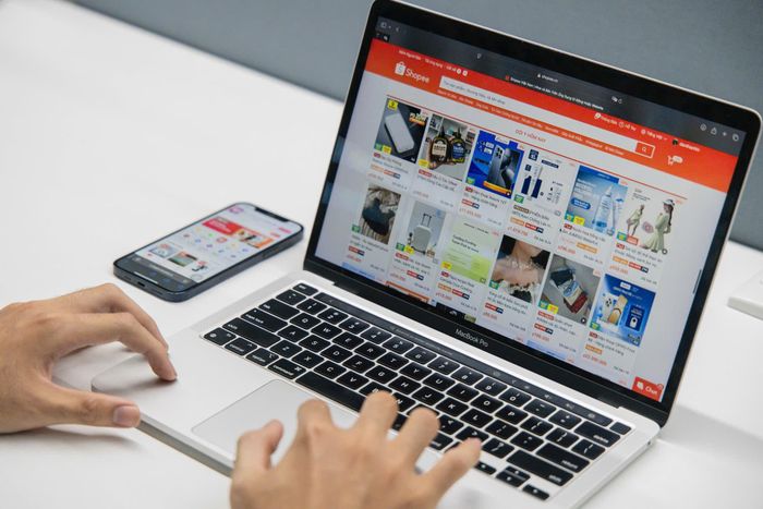  Số đơn hàng sử dụng dịch vụ giao hỏa tốc trên Shopee tăng 50% trong quý II. Ảnh: Phương Lâm. 