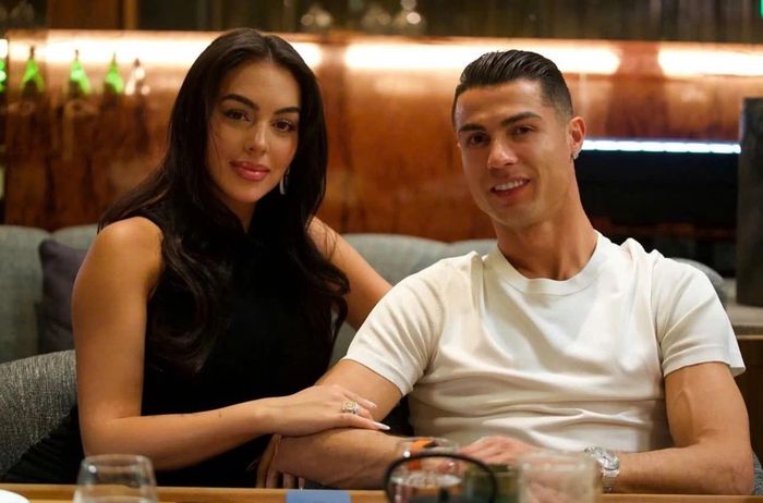 Ronaldo và Georgina chính thức thành vợ chồng.