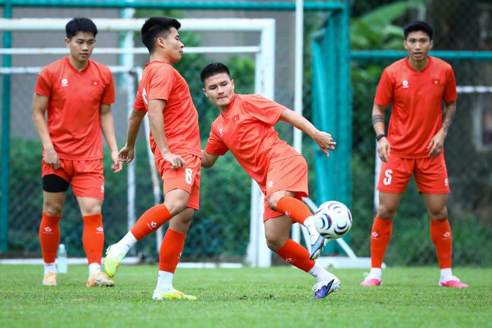  Quang Hải trên sân tập của tuyển Việt Nam chiều tối 14/8. Ảnh: Minh Chiến. 