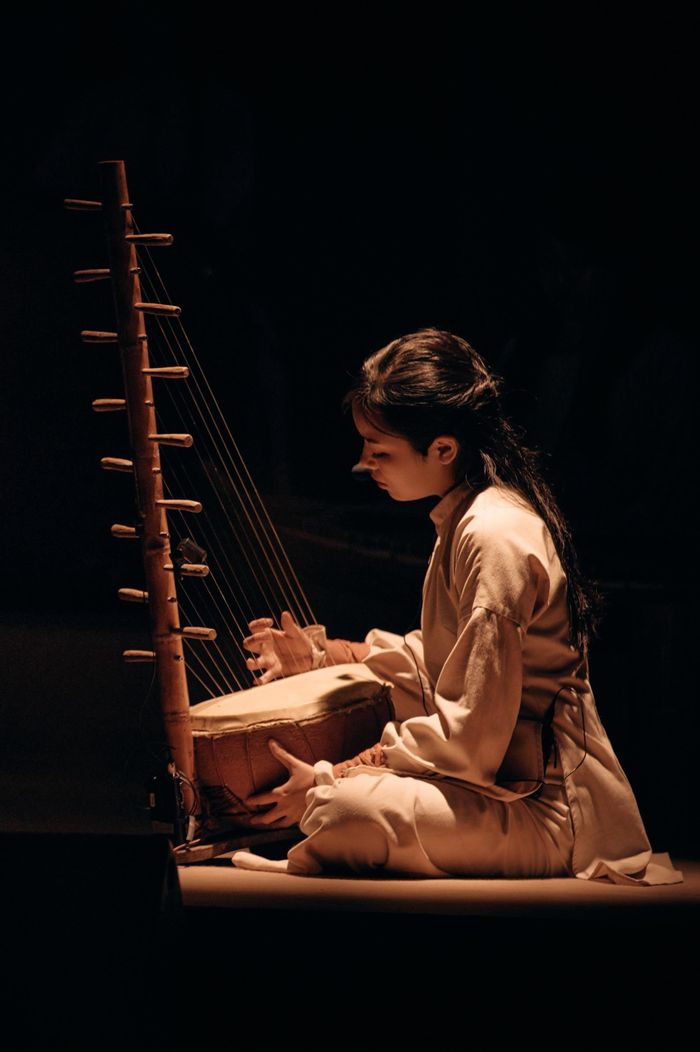 Nghệ sĩ nhóm Đàn Đó trình diễn trong Gom Show.