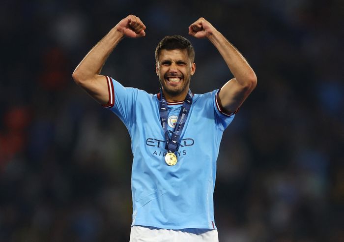  Mức giá khoảng 70 triệu bảng là rào cản lớn, nhưng Barca hiểu rằng dư địa tài chính hiện tại chưa chắc còn tồn tại vào hè 2027. 
