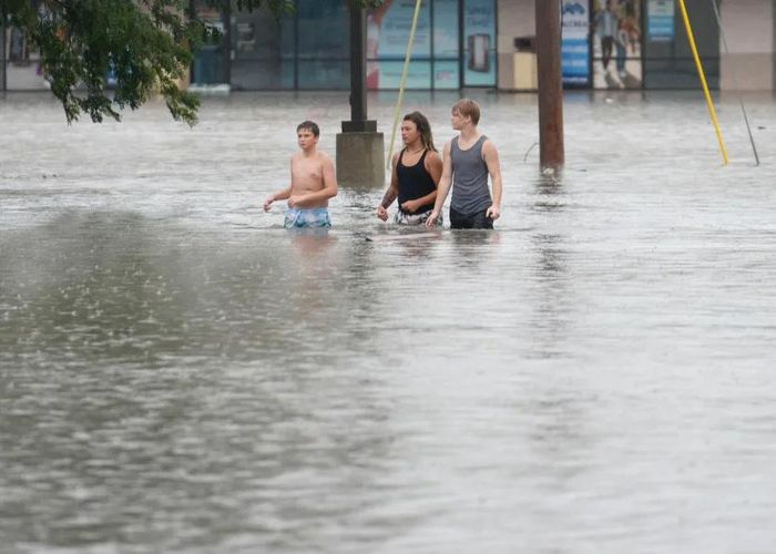 Nước lũ nhấn chìm nhiều khu vực ở bang Indiana (Mỹ). Ảnh: CNN.