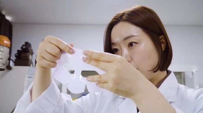  Mihwa Kim cầm trên tay mặt nạ dưỡng da. Ảnh: Biodance. 