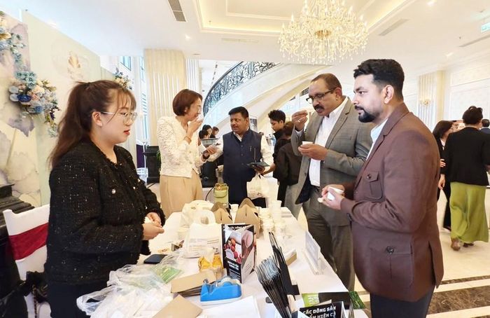 Các đại biểu trong đoàn công tác Ấn Độ trải nghiệm ẩm thực tại không gian trưng bày, giới thiệu sản phẩm du lịch, sản phẩm OCOP của địa phương bên lề chương trình