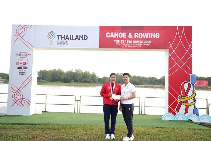 Đại tá Nguyễn Thị Thuý Thanh (phải) trao thưởng cho tay chèo Diệp Thị Hương tại SEA Games 33