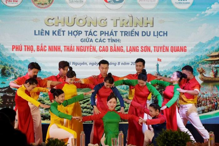 Tiết mục văn nghệ đặc sắc chào mừng chương trình