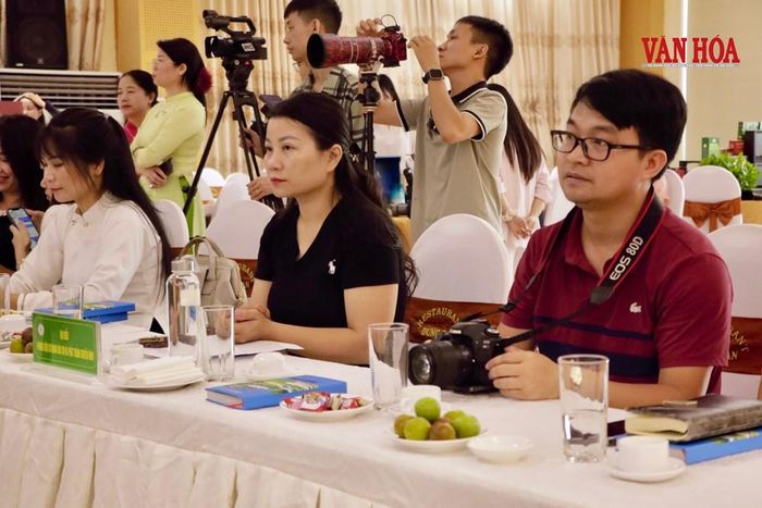 Đại diện các cơ quan báo chí trung ương, địa phương tham dự đưa tin