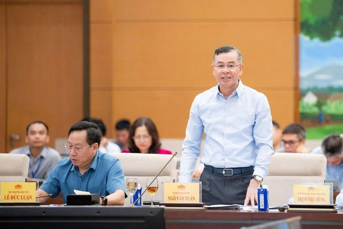 Bộ trưởng Bộ Tài chính Ngô Văn Tuấn trình bày Tờ trình tóm tắt về giải pháp thống nhất các Chương trình mục tiêu quốc gia