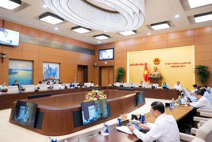 Quang cảnh phiên họp sáng 14.8