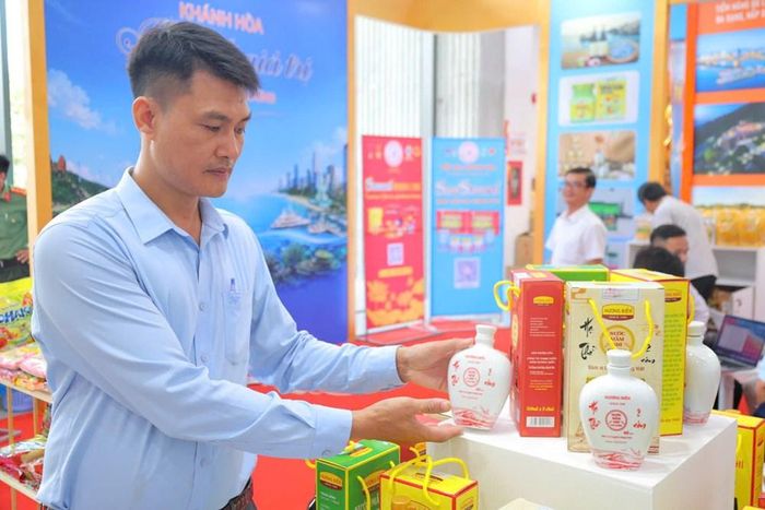 Nước mắm Hương Biển, sản phẩm đặc trưng của Khánh Hòa, được trưng bày tại sự kiện