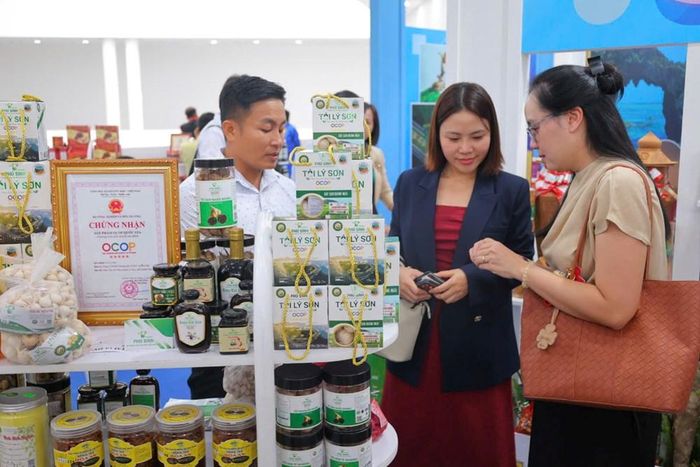 Các sản phẩm tỏi Lý Sơn được giới thiệu tại không gian trưng bày