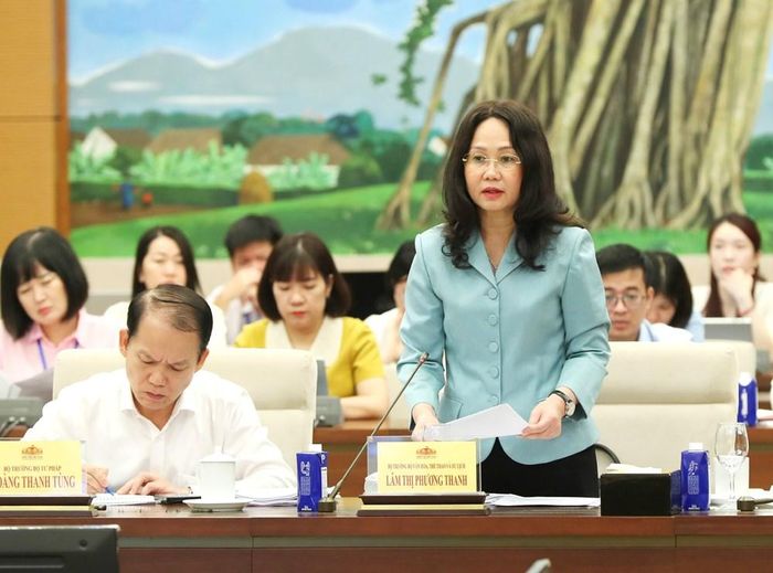 Bộ trưởng Lâm Thị Phương Thanh trình bày báo cáo tóm tắt về việc tiếp thu, giải trình, chỉnh lý dự thảo Luật sửa đổi, bổ sung một số điều của Luật Xuất bản