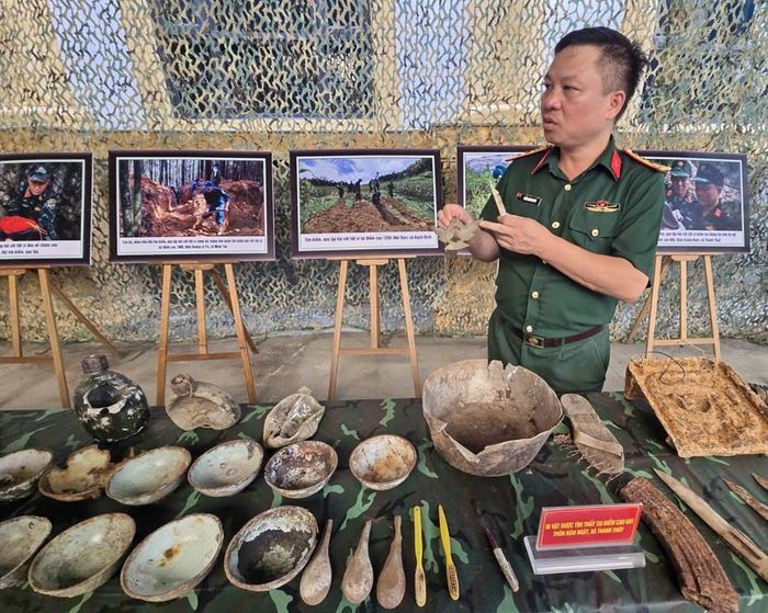 Di vật hình đôi chim bồ câu hòa bình được tạo từ kim loại trưng bày ngày 13.8.2026 tại Bộ Chỉ huy Quân sự tỉnh Tuyên Quang
