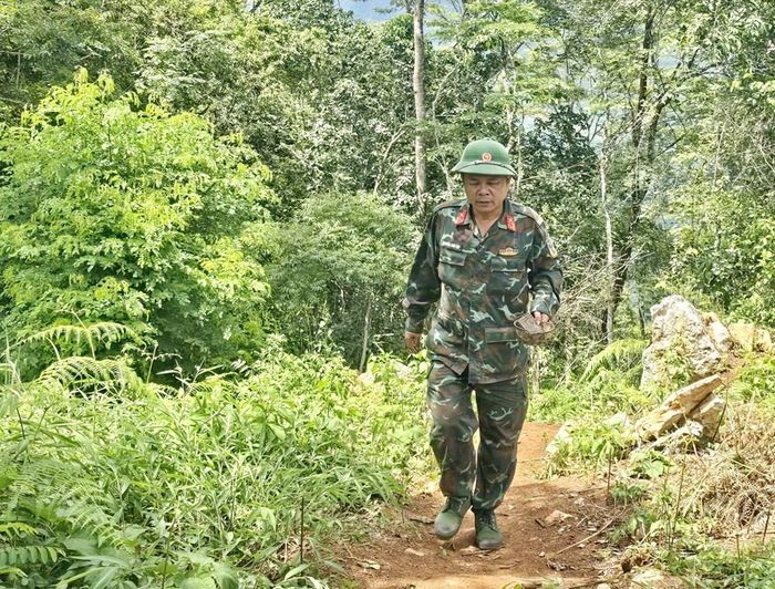 Thượng tá Nguyễn Hữu Tiệp, Đội phó Đội tìm kiếm, quy tập hài cốt liệt sĩ (Bộ Chỉ huy Quân sự tỉnh Tuyên Quang) đưa di vật được tìm thấy tại các vị trí tìm kiếm hài cốt liệt sĩ tại điểm cao 685 lên nơi cất giữ