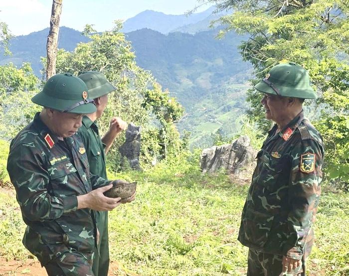 Thiếu tướng Nguyễn Ngọc Ngân bên di vật được tìm thấy trên điểm cao 685 khi kiểm tra thực địa ngày 12.8.2026