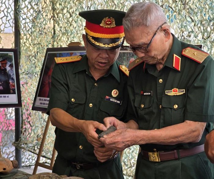 Thiếu tướng Nguyễn Đức Huy, Anh hùng Lực lượng vũ trang nhân dân, nguyên Phó Tư lệnh - Tham mưu trưởng Quân khu 2, nguyên Tham mưu trưởng mặt trận Vị Xuyên - Hà Tuyên nhìn lại những di vật được tìm thấy trong quá trình tìm kiếm và quy tập liệt sĩ