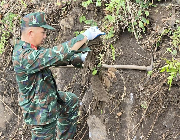 Những di vật, kỷ vật gợi mở ra dấu vết tìm kiếm hài cốt liệt sĩ. Trong ảnh: Các cán bộ, chiến sĩ Đội tìm kiếm, quy tập hài cốt liệt sĩ (Bộ Chỉ huy quân sự tỉnh Tuyên Quang) tại điểm cao 685