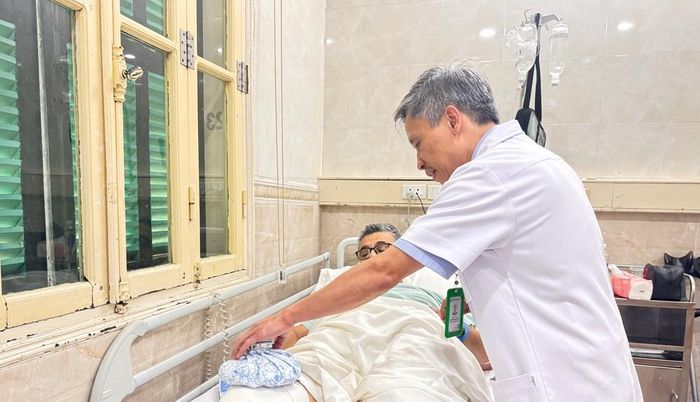 PGS.TS Nguyễn Mạnh Khánh khám cho nguyên Đại sứ Palestine sau ca phẫu thuật nội soi sụn chêm