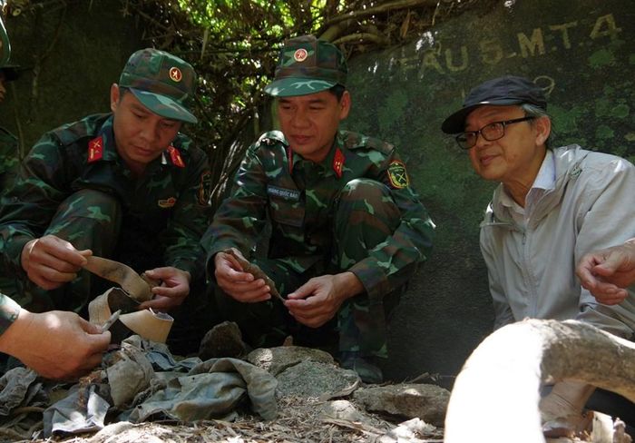 Bước đầu, lực lượng chức năng phát hiện nhiều di vật, gồm dụng cụ y tế, xi lanh, thắt lưng da, áo mưa và một số vật dụng khác