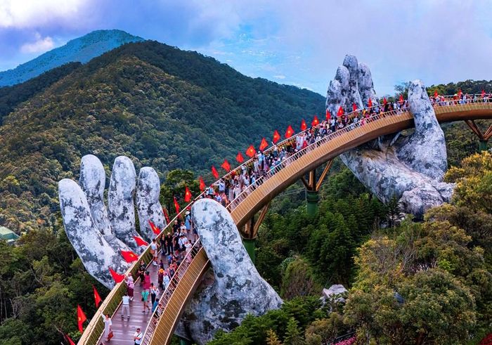 Du khách check-in Cầu Vàng trên đỉnh Bà Nà Hills dịp nghỉ lễ 2.9
