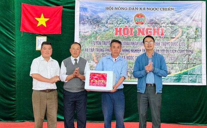 Trao quà cho các hộ tham gia mô hình, góp phần khuyến khích người dân phát triển dược liệu và nông nghiệp trái vụ gắn với du lịch cộng đồng tại hội nghị
