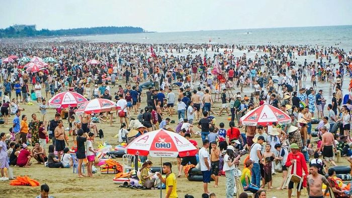 Biển Sầm Sơn thu hút đông đảo du khách, góp phần đưa lượng khách đến địa phương đạt gần 6 triệu lượt trong 6 tháng đầu năm 2026. Ảnh: Hoàng Đông