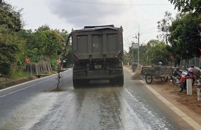 Xe tải làm rơi vãi vật liệu xuống mặt đường. Ảnh minh hoạ