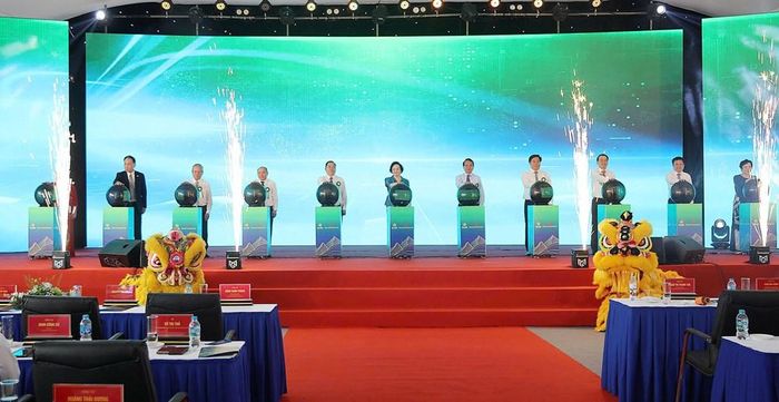 Các đại biểu thực hiện nghi thức phát lệnh khởi công các dự án