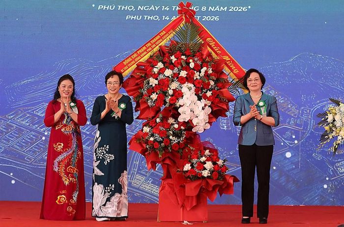 Phó Thủ tướng Phạm Thị Thanh Trà tặng hoa chúc mừng liên danh nhà đầu tư