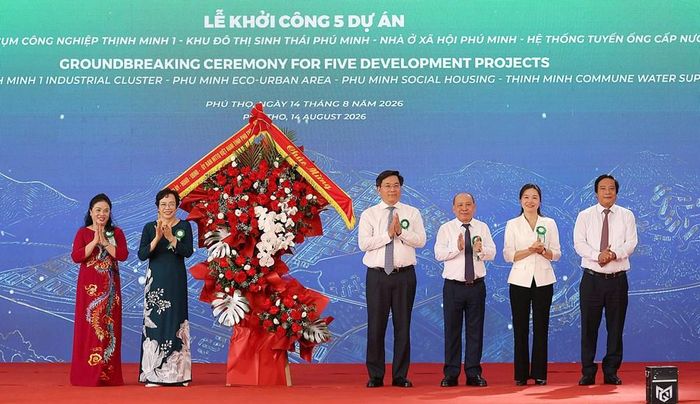 Chủ tịch UBND tỉnh Phú Thọ Trần Duy Đông chúc mừng liên danh nhà đầu tư