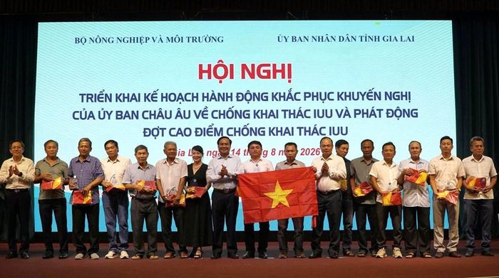 Trao cờ Tổ quốc cho ngư dân