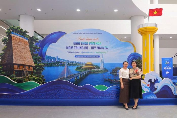 Khách tham quan chụp ảnh lưu niệm tại sân khấu Triển lãm