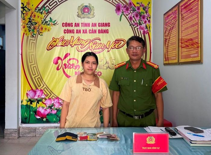 Chị Nguyễn Kim Ngân nhận lại tiền và giấy tờ tại trụ sở Công an xã Cần Đăng