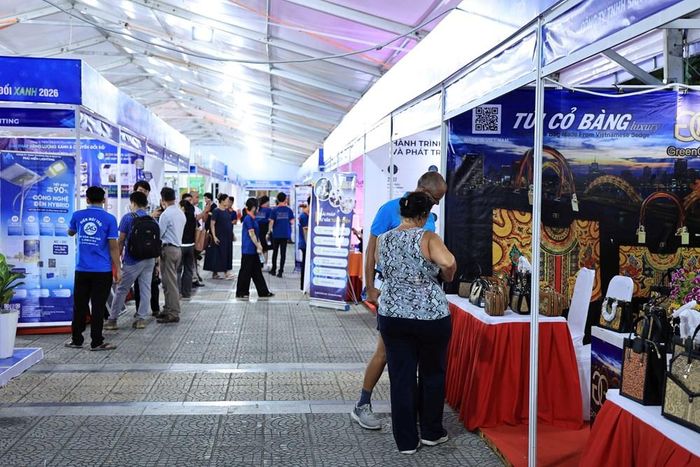 Người dân và du khách tham quan các gian hàng tại Hội chợ triển lãm