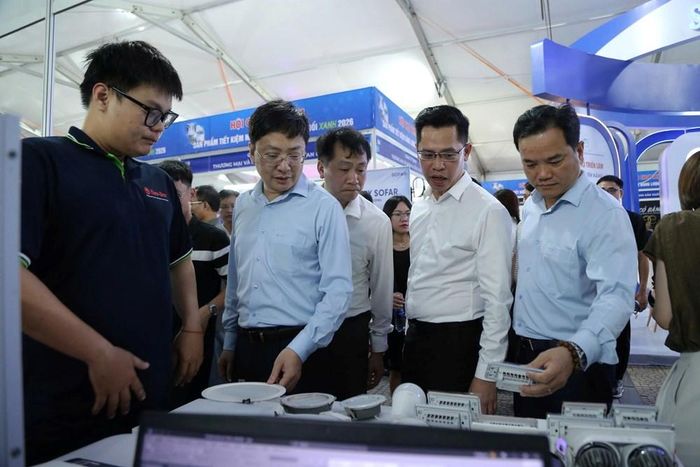 Các đại biểu tham quan gian hàng tại Hội chợ
