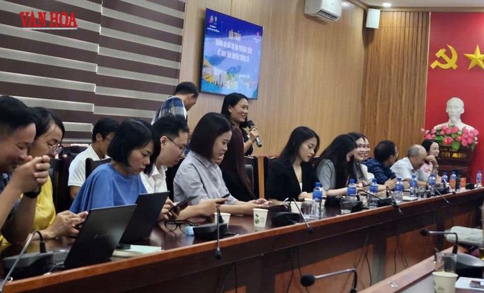 TS Tạ Bích Loan, nguyên Trưởng ban Sản xuất các chương trình Giải trí VTV3, Đài Truyền hình Việt Nam; giảng viên Khoa Truyền thông và Văn hóa đối ngoại, Học viện Ngoại giao trình bày tham luận tại Hội thảo