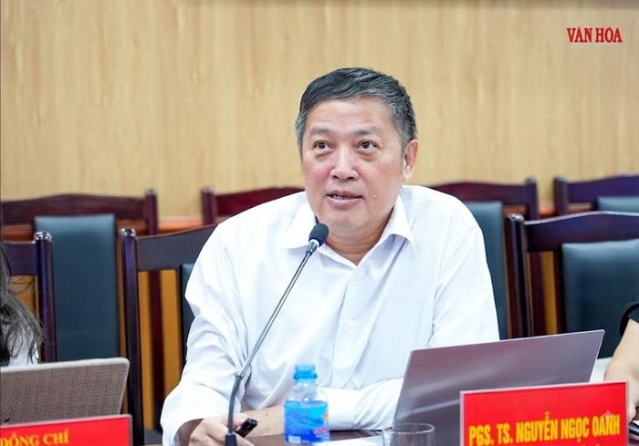 PGS.TS Nguyễn Ngọc Oanh, Trưởng khoa Quan hệ Quốc tế, Học viện Báo chí và Tuyên truyền trình bày tham luận tại Hội thảo