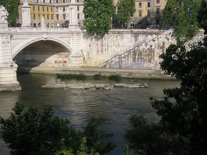 Di tích cầu Nero trên sông Tiber ở Rome, Italia. Ảnh: Wikimedia Commons