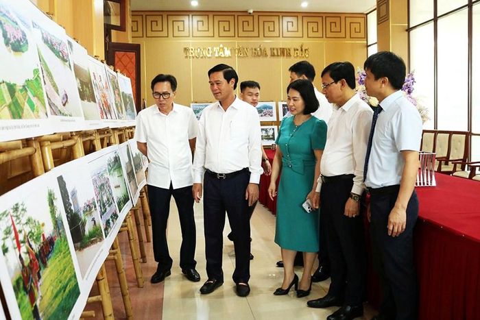 Phó Chủ tịch UBND tỉnh Lê Xuân Lợi cùng các đại biểu tham quan các tư liệu trưng bày tại Hội thảo