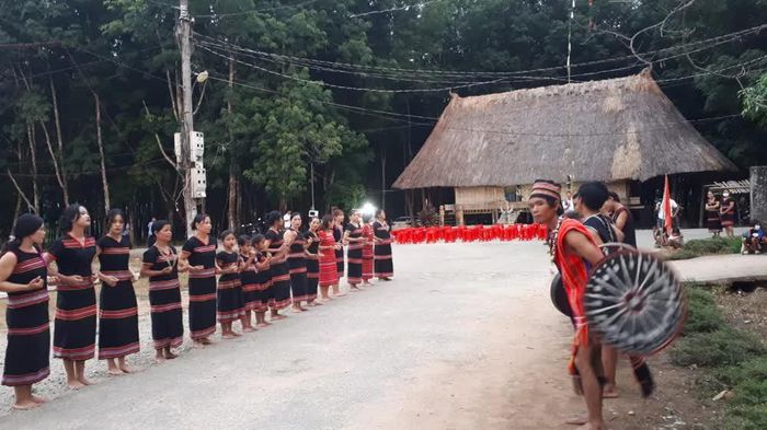 Nghi thức chào đón du khách tới thăm làng tại Nhà văn hoá cộng đồng làng Đắk Răng. Ảnh: Vanhoavaphattrien.vn