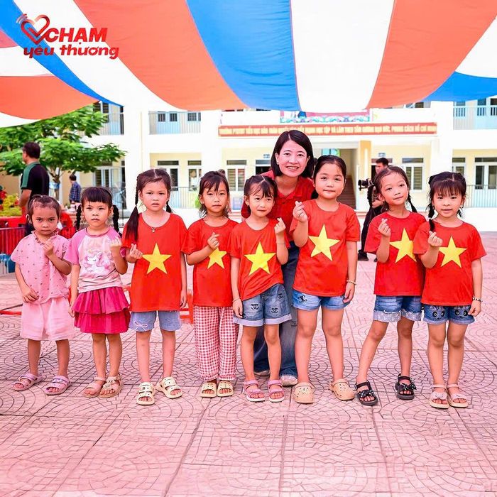 Hành trình “Tiếp sức em tới trường 2026” góp phần mang đến cho các em học sinh vùng khó khăn một mùa tựu trường trọn vẹn niềm vui và hy vọng. Ảnh: Quỹ Chạm Yêu Thương