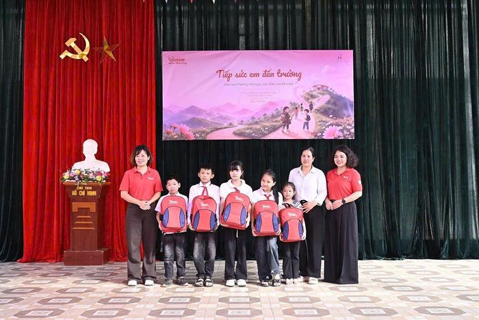 Quỹ Chạm yêu thương đã trao tặng gần 300 phần quà bao gồm dụng cụ học tập và các vật dụng thiết yếu cho các em học sinh. Ảnh: Quỹ Chạm Yêu Thương