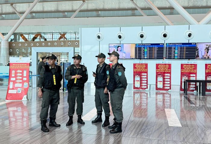  Lực lượng chức năng tuần tra, đảm bảo an ninh tại sân bay Tân Sơn Nhất. Ảnh: TTXVN 