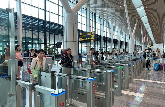 Hành khách làm thủ tục hàng không tại Nhà ga T3 sân bay Tân Sơn Nhất. Ảnh: TTXVN