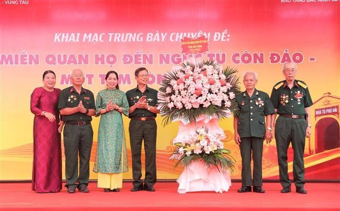 Hội Chiến sĩ bị tù đầy Bắc Ninh tặng hoa chúc mừng tại lễ khai mạc. Ảnh: Danh Lam - TTXVN