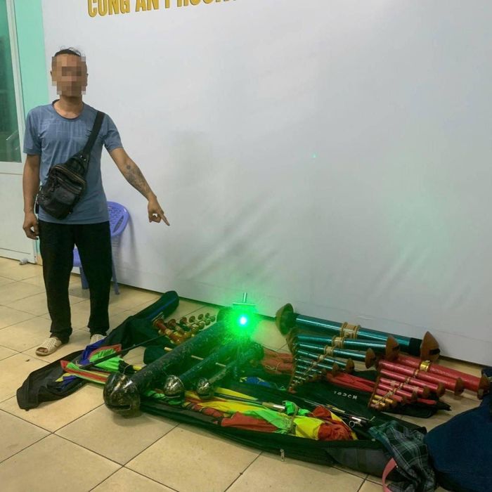 Những người thả diều được mời làm việc cùng tang vật tại Công an phường Bình Hưng Hòa. Ảnh: Công An