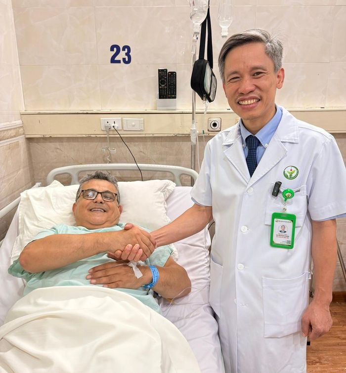 PGS.TS Nguyễn Mạnh Khánh cùng Nguyên Đại sứ Palestine sau ca phẫu thuật nội soi sụn chêm. Ảnh: BVCC